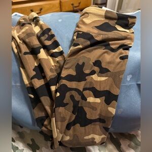 6/$10 Camo small leggings